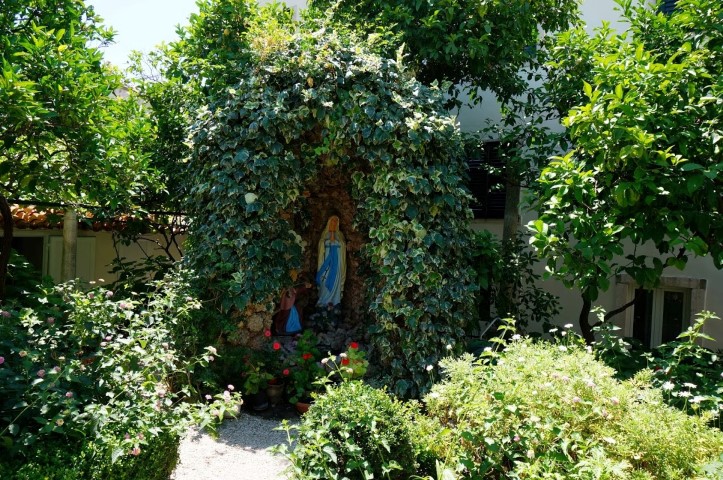 garden with maria statue